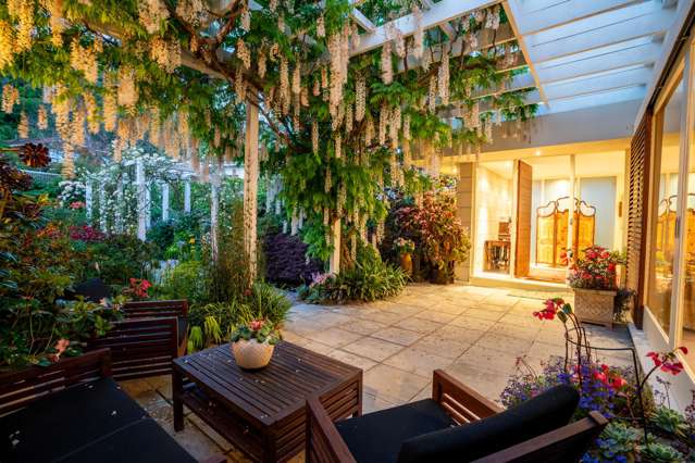 ENCHANTING GARDEN & SPACIOUS LIVING