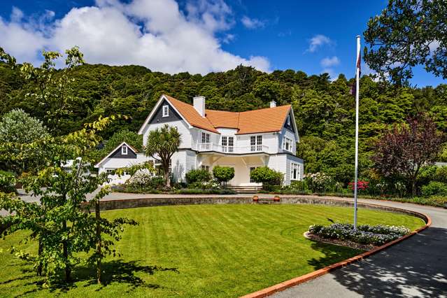 Tuscan Influence at Lowry Bay