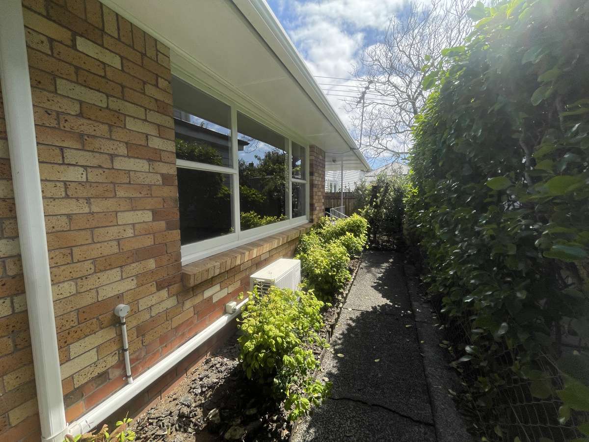 Walk to Ellerslie in 1 minute! 4