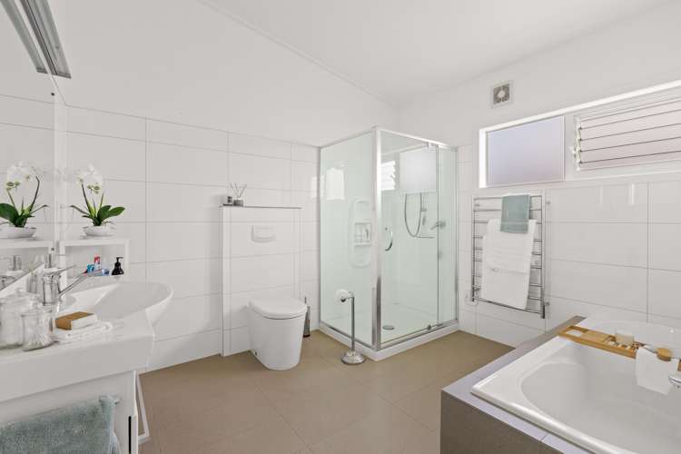 4 Piccadilly Circus Snells Beach_12