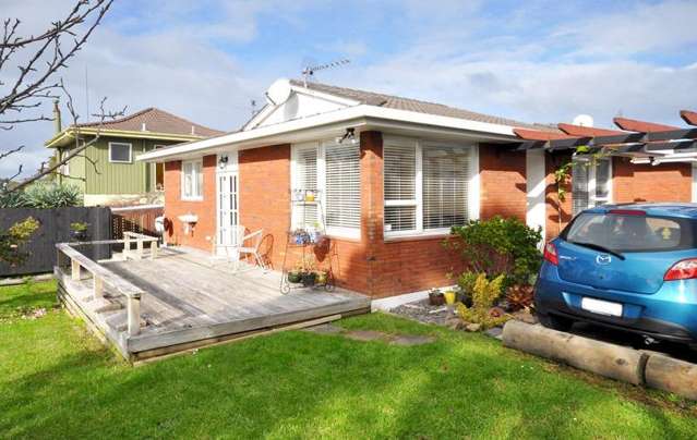 Tidy 2-Bedroom Unit with Garage & Private Garden – New Lynn