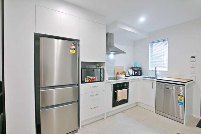 Stunning 2-Bedroom Home in Henderson, Auckland – Now Available for Rent!