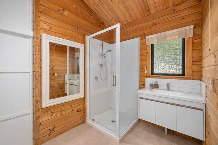 2495 Kenepuru Road Portage_20