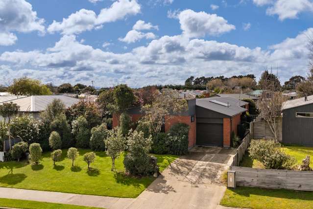 Spacious Family Home with Easy-Care Gardens