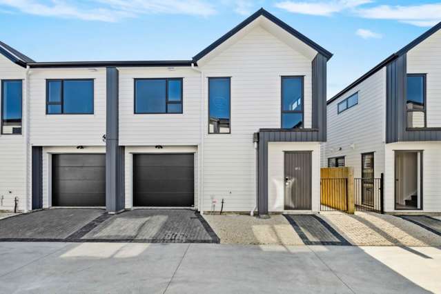 Spacious Duplex with Study & Garage!