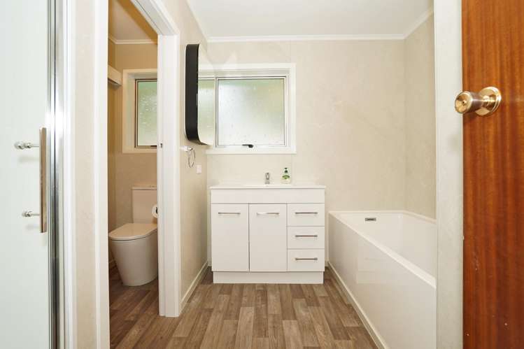10 Robertson Road Whatawhata_15