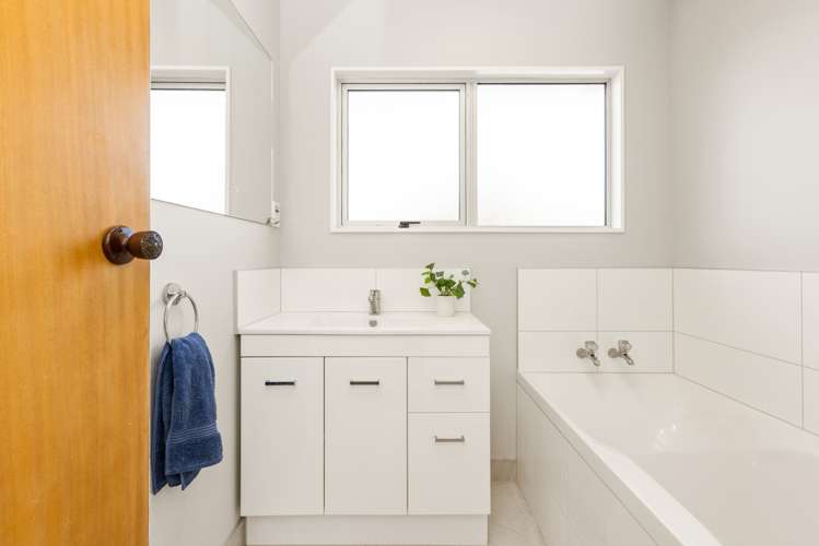 2/7 Weathers Place Taradale_11