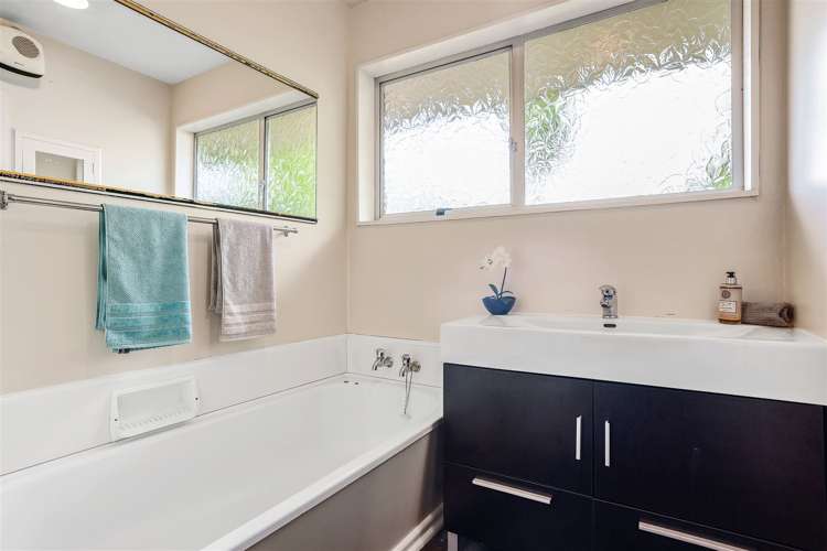 6 Larkhill Place Russley_11