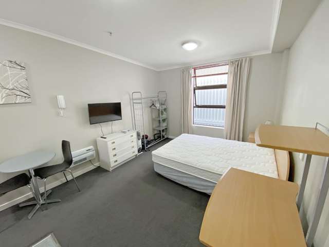 704/5 Aitken Street 1357_4