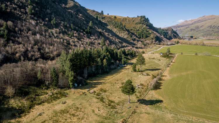 8 East Road Lumsden Surrounds_6