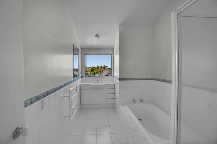 2/42 Churchill Road Murrays Bay_16