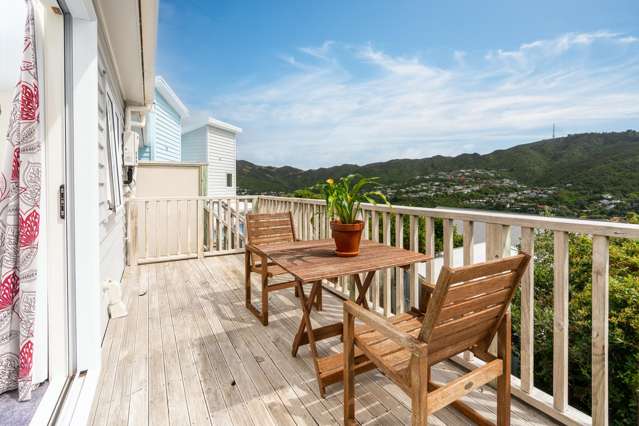 LIGHT-FILLED LIVING, WITH VIEWS!