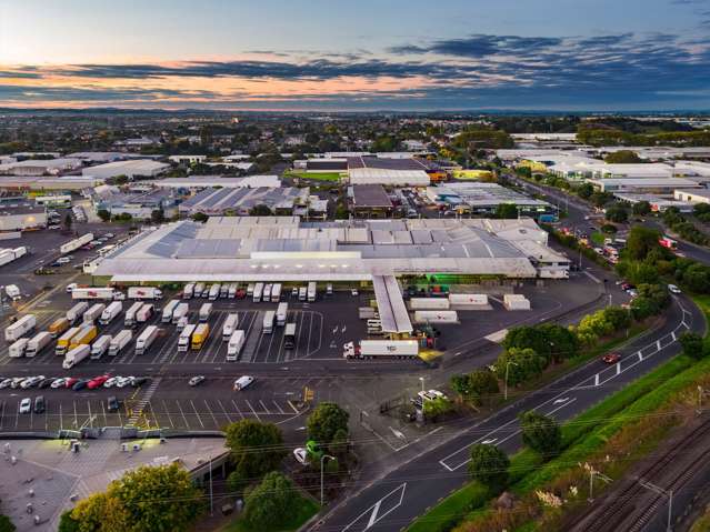 High-profile yard and warehouse in Mt Wellington