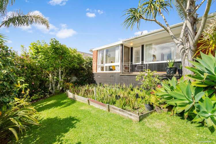 1/1 De Val Drive Titirangi_7