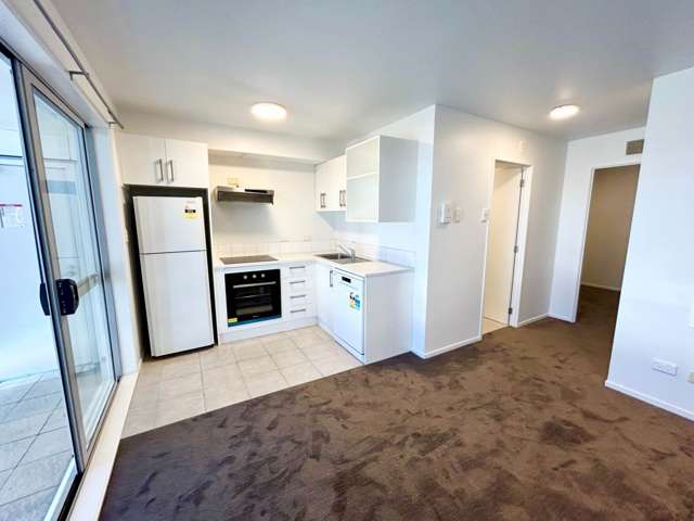 Unfurnished 2 bedroom Apartment w/ Carpark