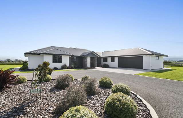 Immaculate modern lifestyle on 1.19ha