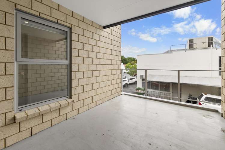 4/9 Vialou Street Hamilton Central_11