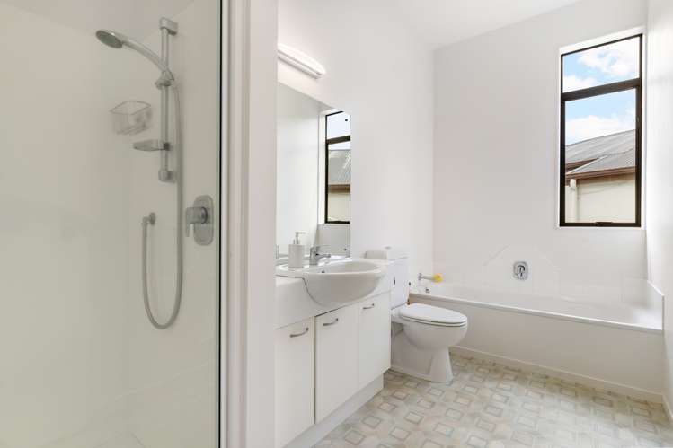 2/12 Herons Way Northcote_13