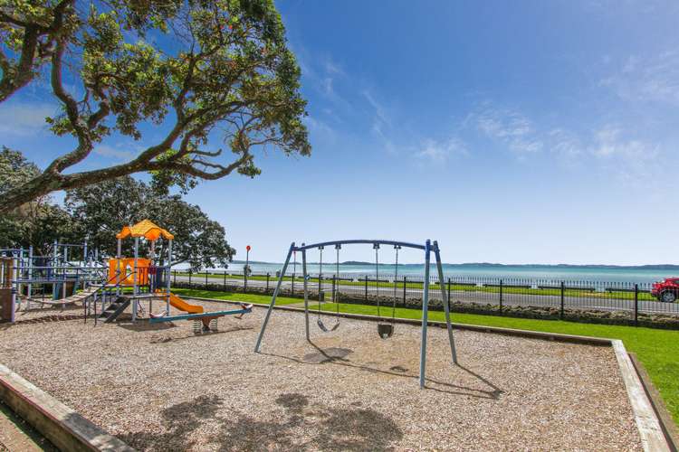 2/7 Malloy Place Eastern Beach_16