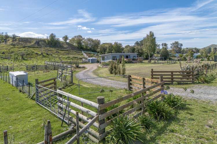 87 River Road Otane_28