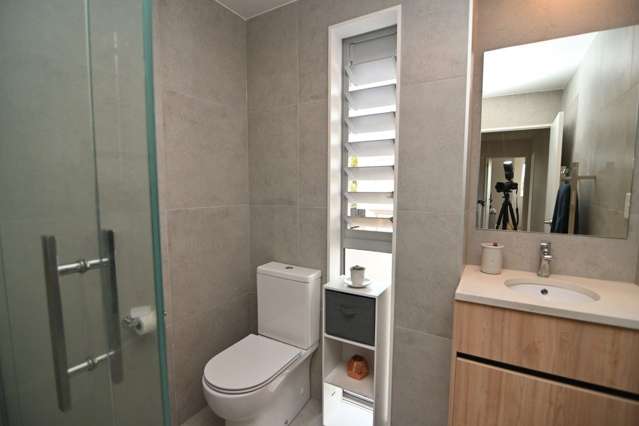 Walking distance to New Lynn Centre/Hub