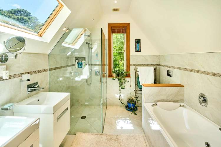 15 Whiorau Grove Lowry Bay_20