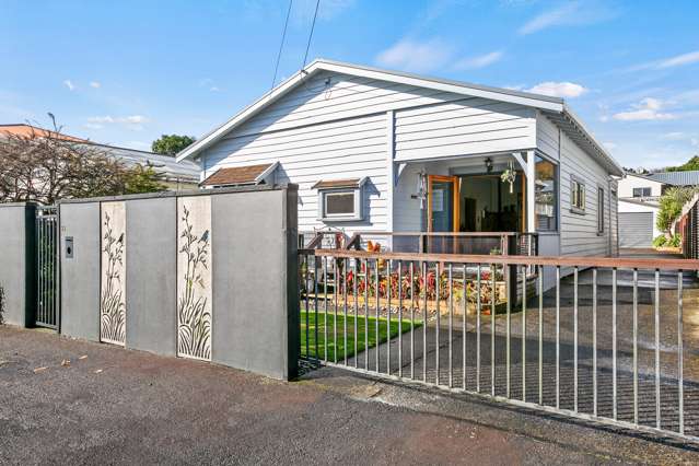 Warm, Comfortable & Central Bungalow