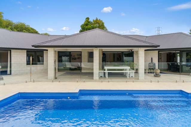 Lakeside Living: Spacious Family Haven in Karapiro