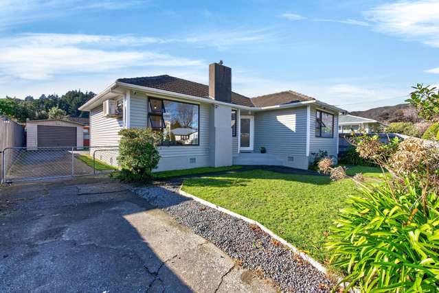Garage and Grass in a Great Grove!