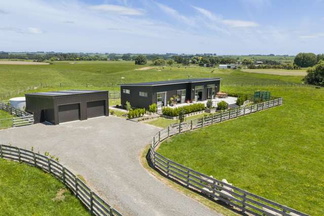 Modern Lifestyle Living In Halcombe!