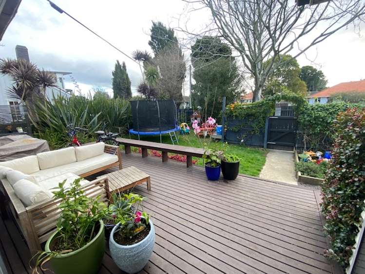 8 Ropata Avenue Point England_2