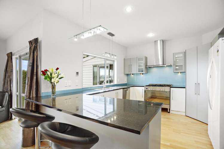 15 Paparoa Crescent Aotea_5