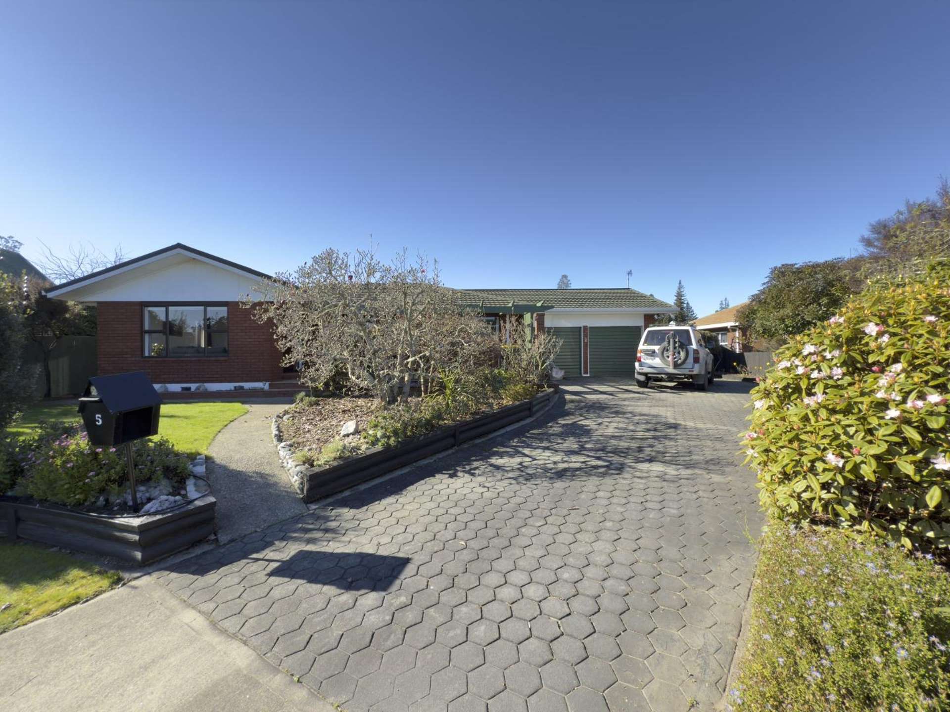 5 Hampton Place 11193_0