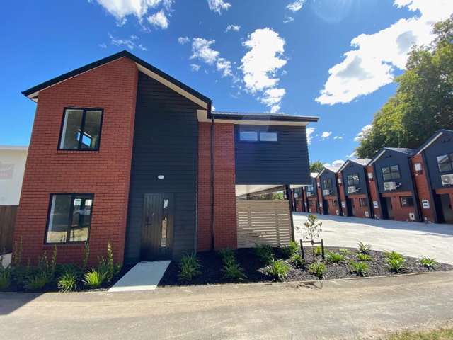 Studio Room in top Hamilton East Location