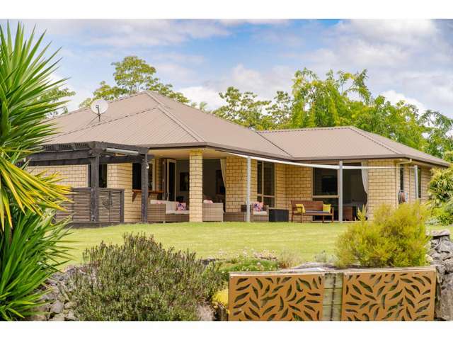 LOW MAINTENANCE, BEAUTIFUL GARDENS, WALK TO TOWN