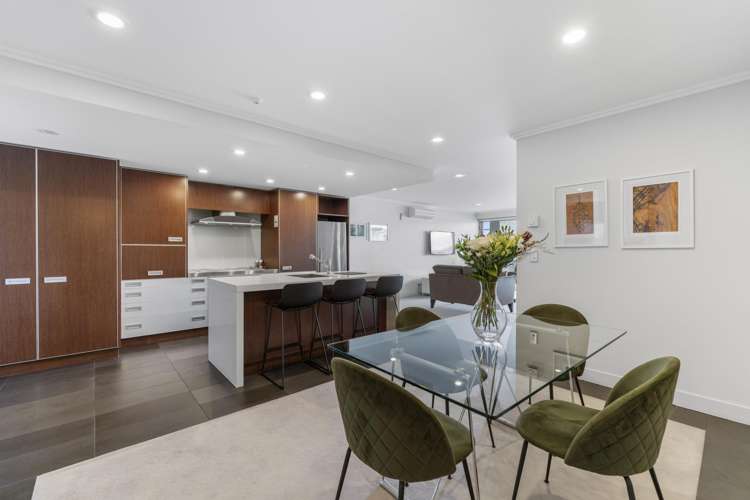 10/225 Lake Terrace Waipahihi_11