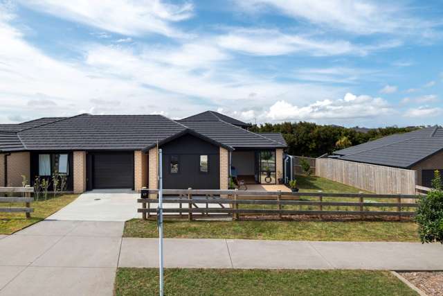 Modern Beachside Living – Easy-Care & Effortless