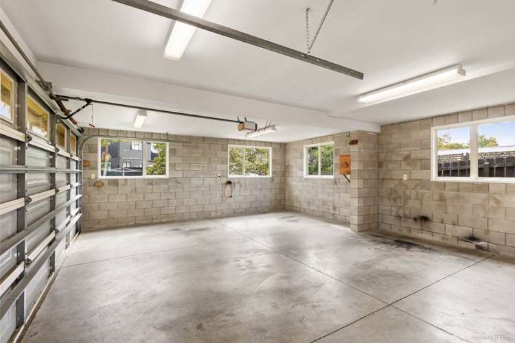 47 Golf Road New Lynn_11