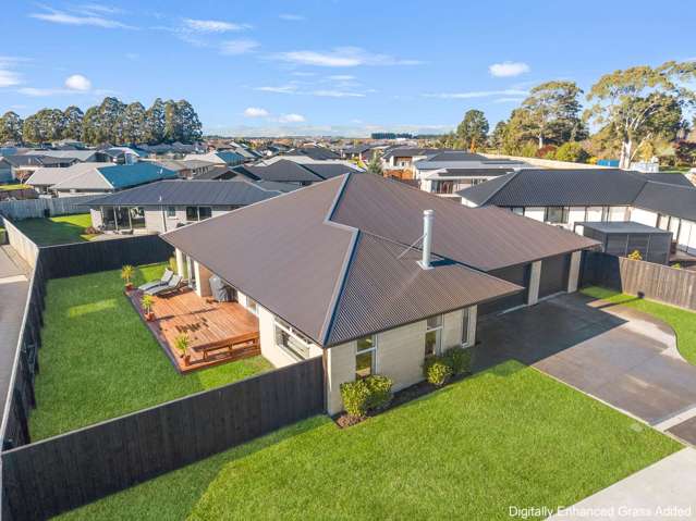 Near New Luxury in Goulds Estate