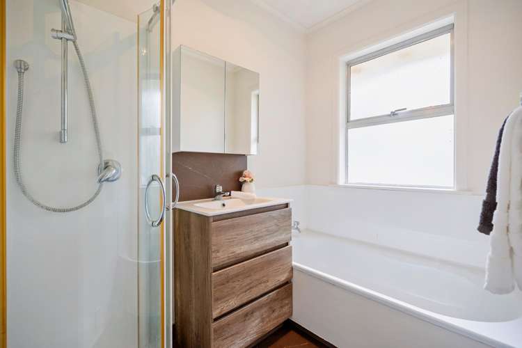2A Douglas Avenue Mount Albert_16
