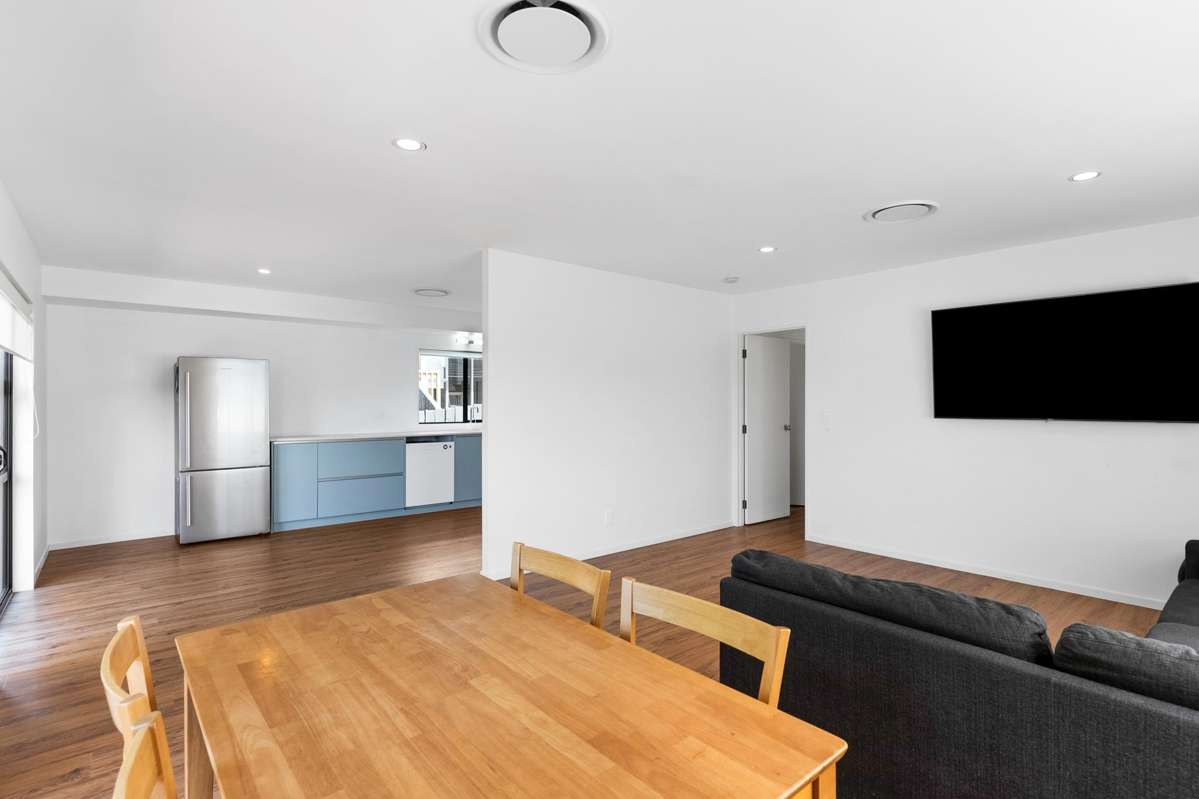 2/75 Langana Avenue_1