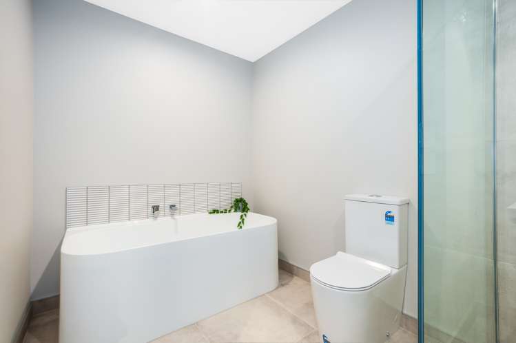 2/7 Grays Road Plimmerton_18