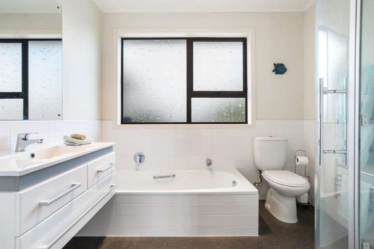 53 Beach Road Mellons Bay_23