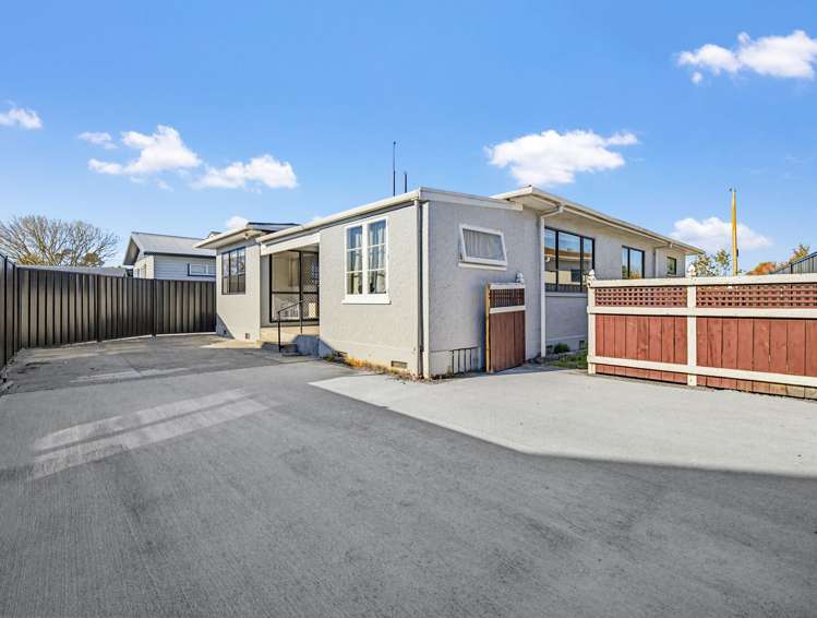 1204 Norfolk Crescent Mayfair_16