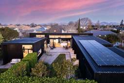 ‘Cardboard’ Cathedral architect offered to design reverend’s home for free