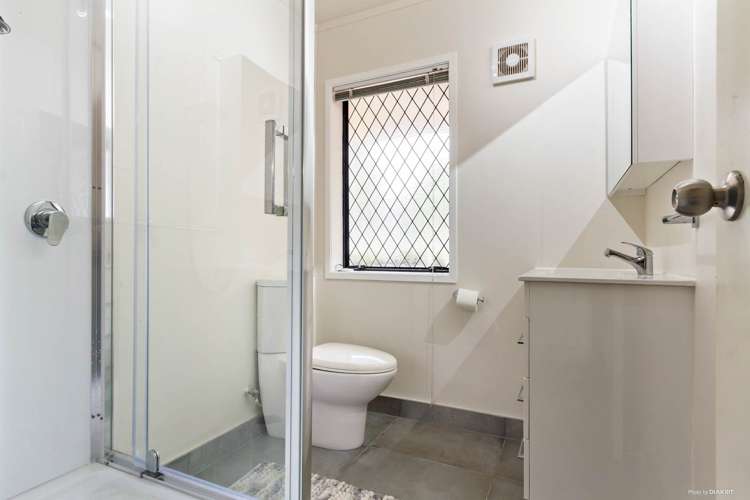 2/11 Smale Street Point Chevalier_13