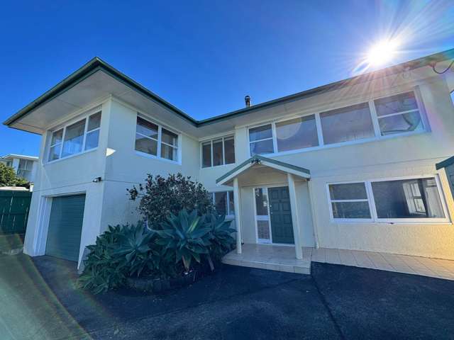 Rangi zone - Spacious Family Home in Prime Coa...