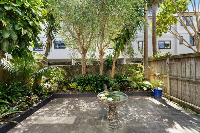 Vendor on the move -exceptional Onehunga townhouse