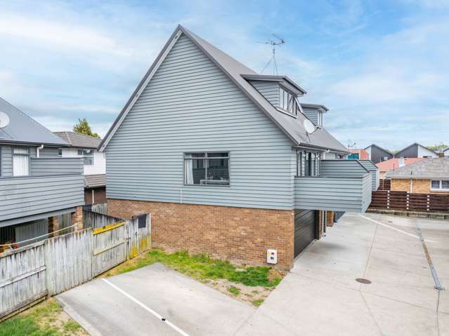 Spacious 194sqm Home| Zoned for HBHS & HGHS| Double Garage