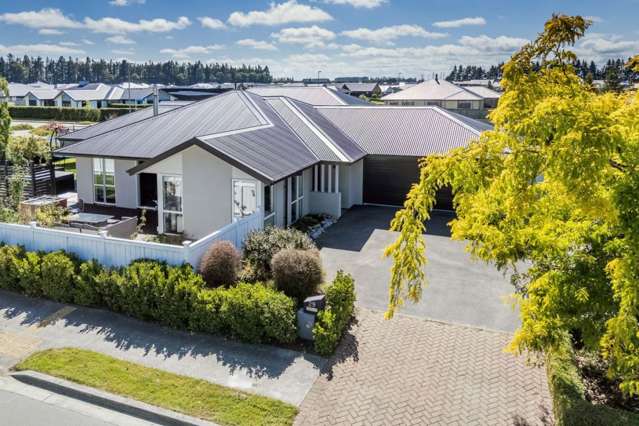 Four Bedrooms, Two Lounges, Perfection!